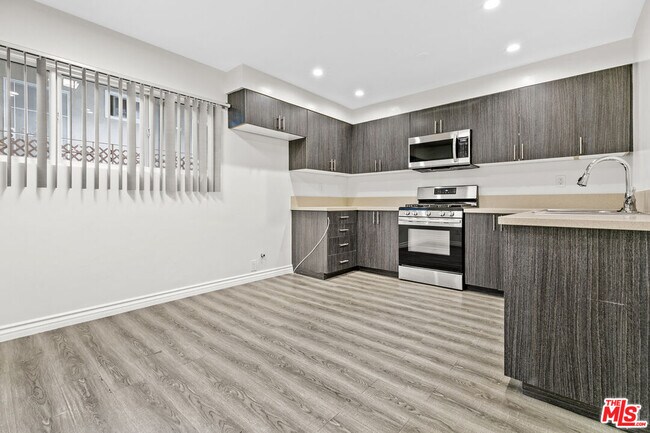 Building Photo - 330 E Dryden St