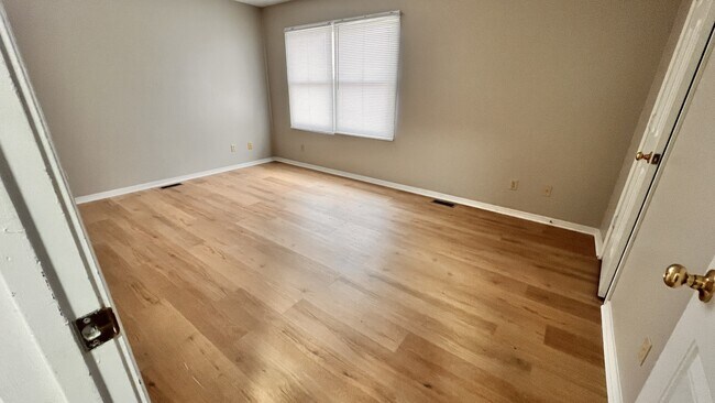 Building Photo - 1383 W Allen St