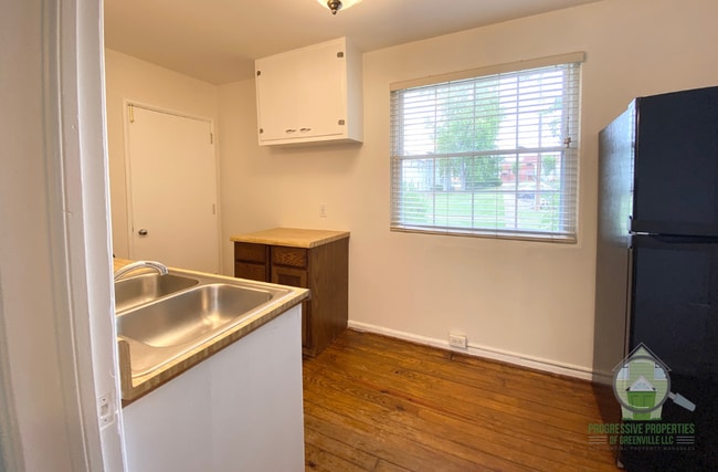 Building Photo - 100 Lewis Dr