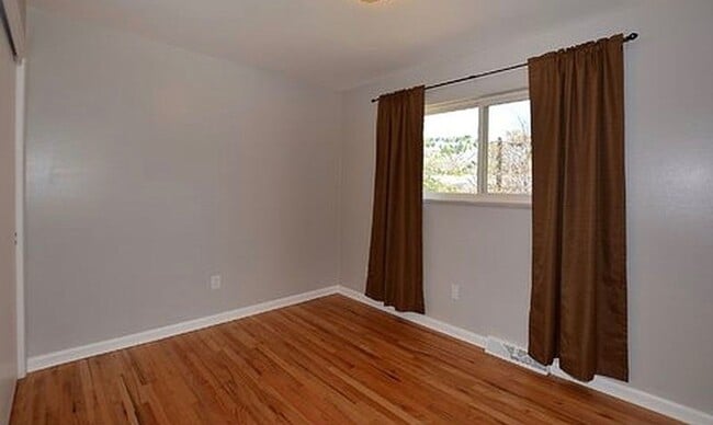 Building Photo - 325 N Roosevelt Ave