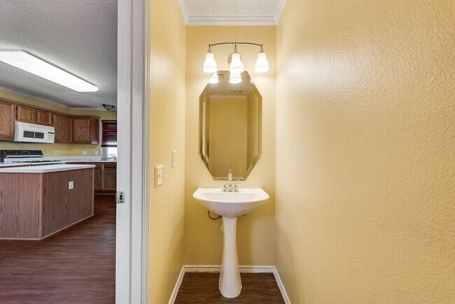 Building Photo - 220 High Pointe Ln