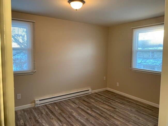 New window blinds throughout - 944 Beiner Pl NE