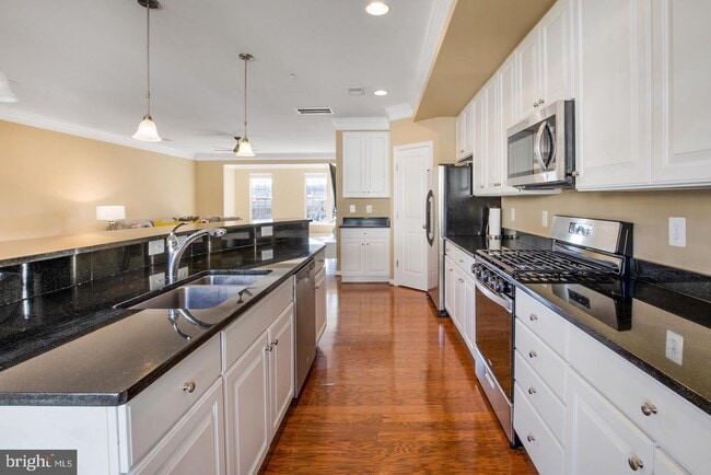 Building Photo - 7969 Crescent Park Dr
