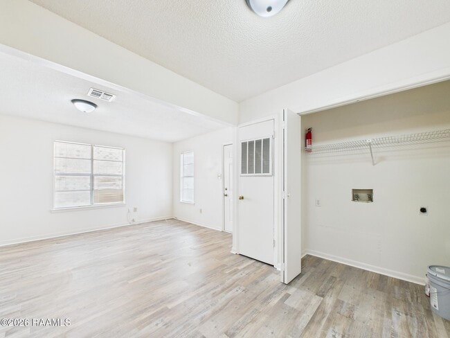 Building Photo - 208 Vieux Orleans Cir