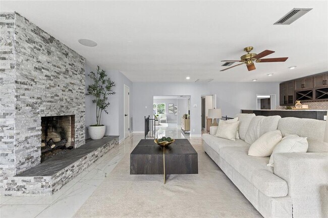 Building Photo - 4000 14th Way NE