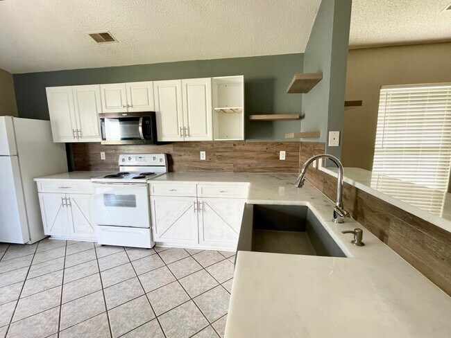 Building Photo - Lovely One Story Home