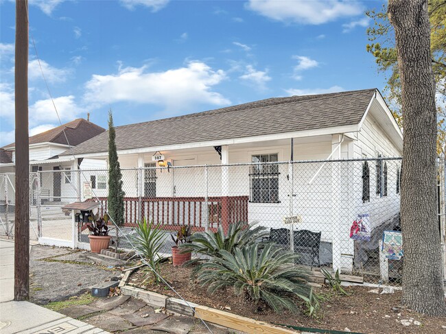 Building Photo - 307 N Live Oak St