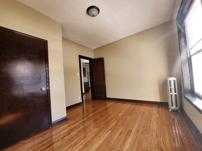 Building Photo - 953 N Pine Ave