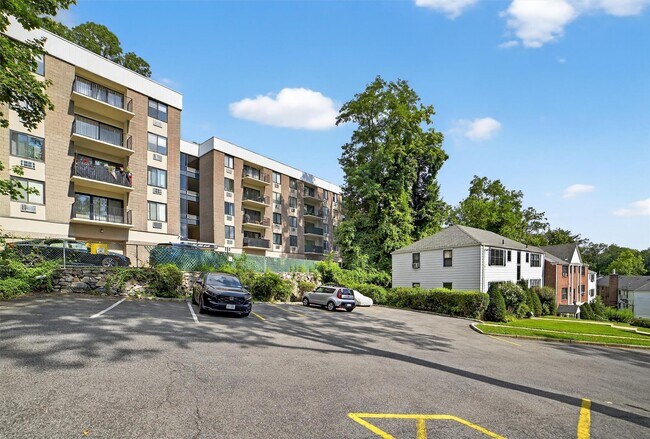 Building Photo - 130 Colonial Pkwy