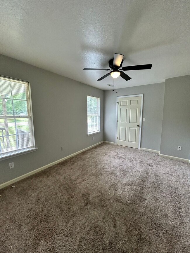 Building Photo - Charming 2 Bed, 1 Bath, 1 Car Garage, Covered Patio in Private Neighborhood!
