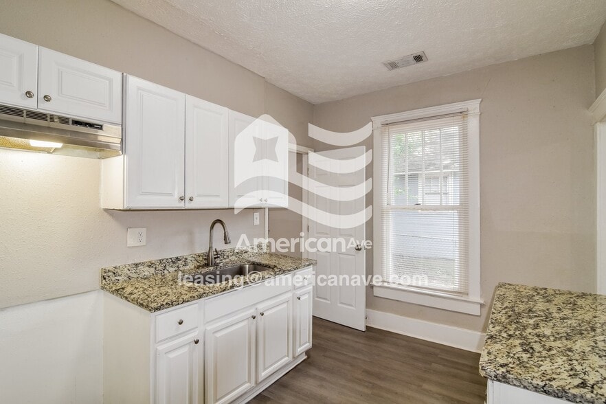 Building Photo - 2140 Winona Ave
