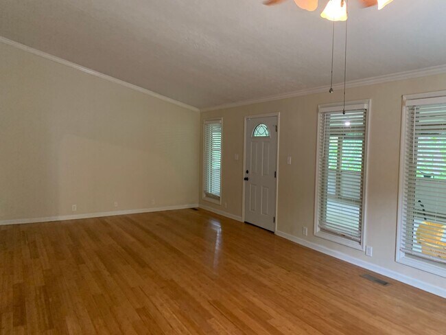 Building Photo - LIVE ON THE LAKE!!