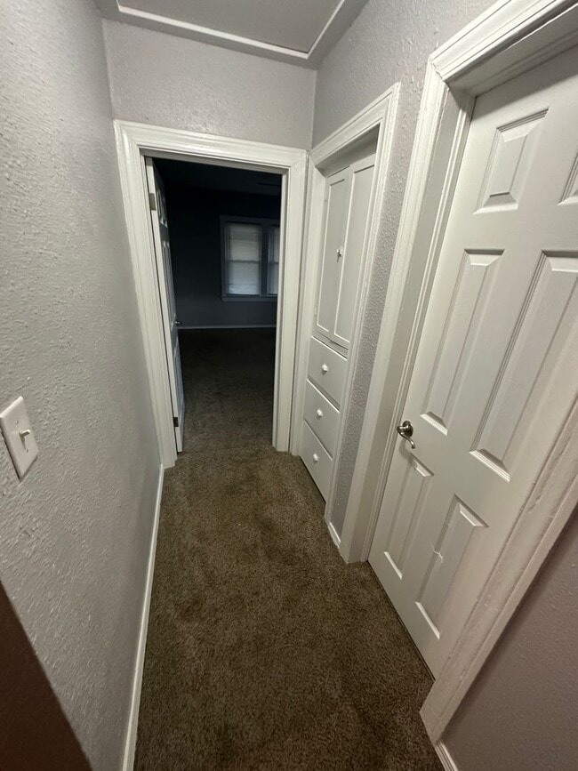 Building Photo - Beautiful 2 Bedroom 1 Bath DUPLEX