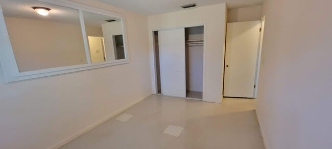 Building Photo - Williams St Triplex