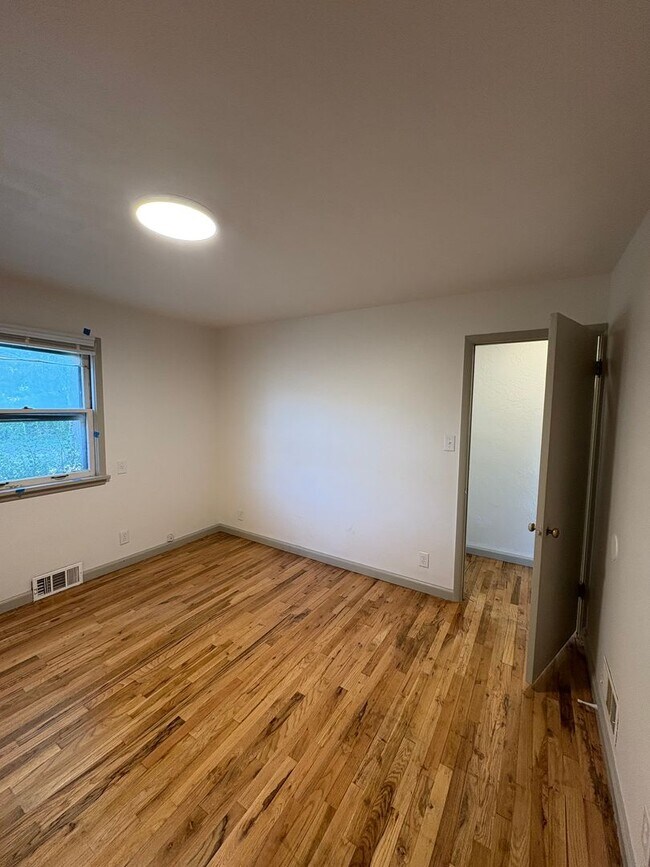 Building Photo - Newly Renovated 1 Bed 1 Bath Home