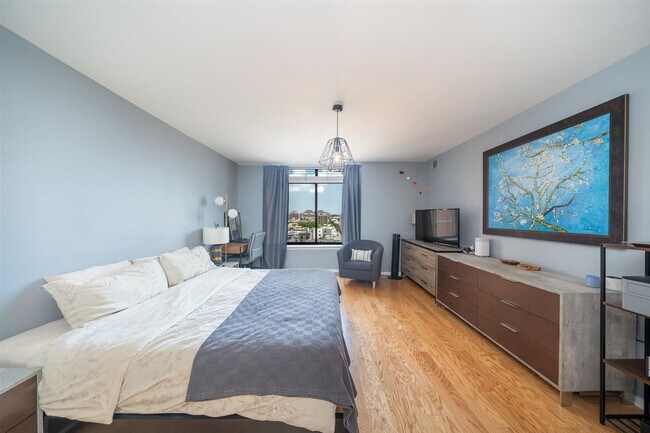 Building Photo - 700 1st St