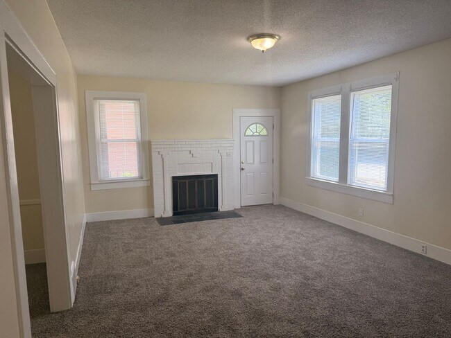 Building Photo - 3- bedroom 2 bathroom HEATHWOOD AREA!!