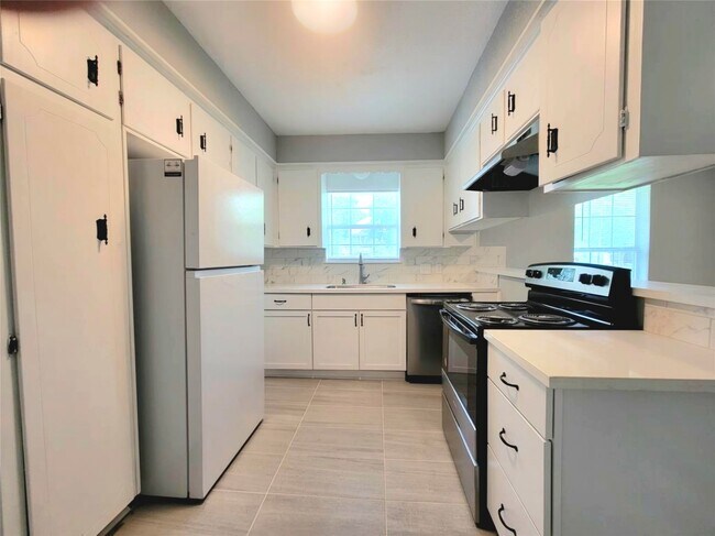 Building Photo - 701 18th Ave N