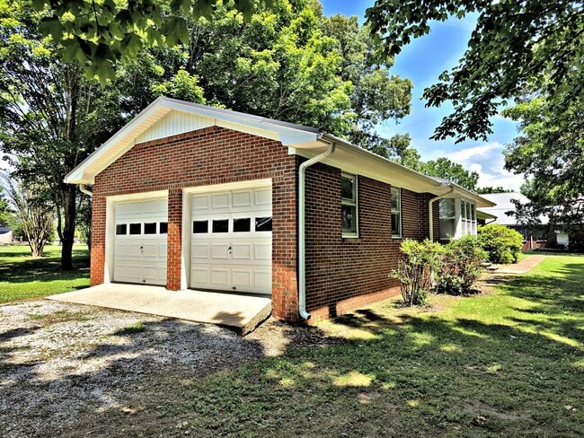 Building Photo - House Athens/Limestone County 4BR/2BA with 2 car garage
