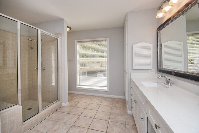 Building Photo - 201 Vanderpool Ln