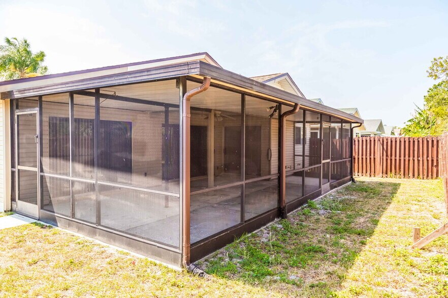 Building Photo - 5701 Longleaf Dr