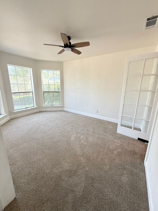 Building Photo - Pet Friendly! Walk to Downtown