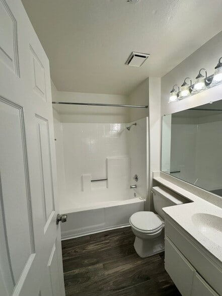 Hallway bathroom - 764 W Phillips St