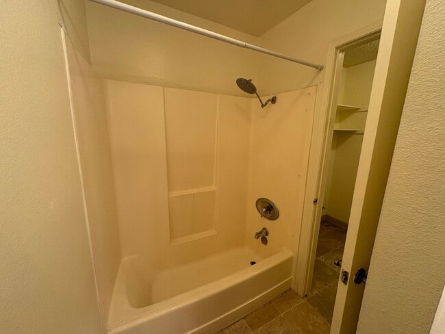 Building Photo - Villa Martinique Town Home!