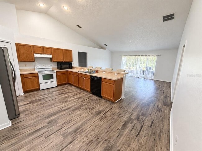 Building Photo - 1325 Oakwood Ct