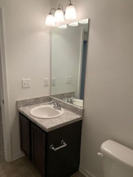 Building Photo - 519 E Marigold Dr