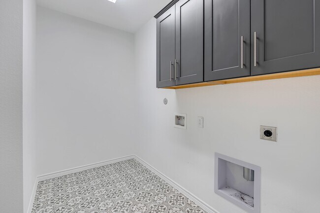 Building Photo - 15702 Rosemary Hl Ln