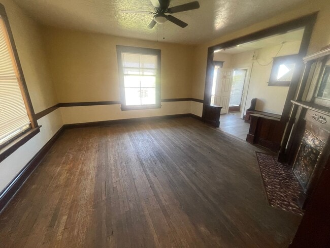 Building Photo - (1614 8th Ave)