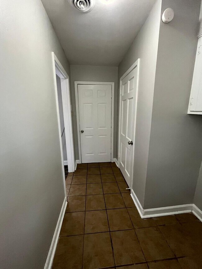 Building Photo - Picturesque Home Worth Checking Out