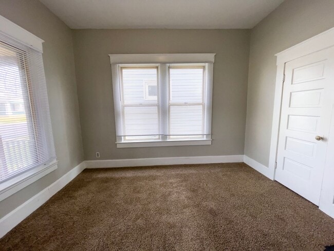 Building Photo - PRELEASING for AUGUST! Close to Campus