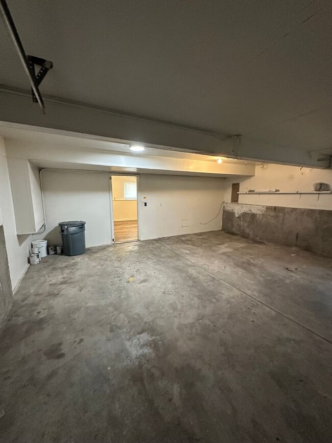 Building Photo - Fantastic 4 bdrm home avail NOW