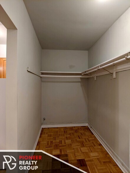 Building Photo - 711 W Belmont Ave