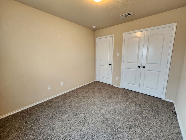 Building Photo - 3/2.5/2 Duplex / Minutes from Downtown NB & Creekside Shopping & Restaurants / Fenced in Yard /CISD