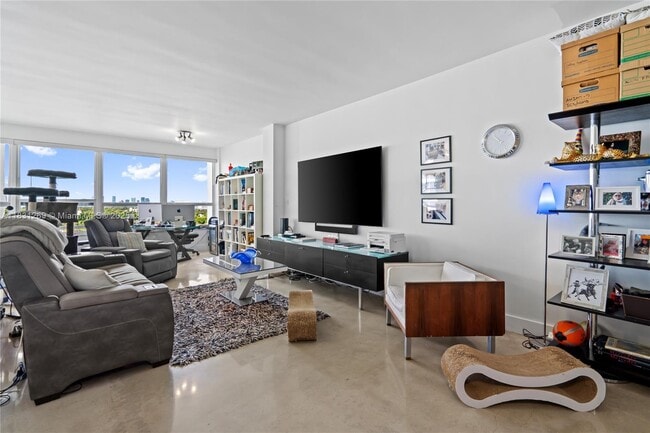 Building Photo - 4925 Collins Ave