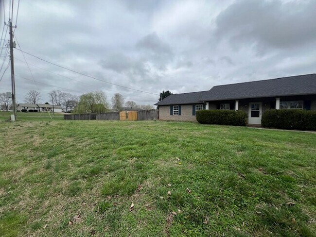 Building Photo - Move In Ready!!