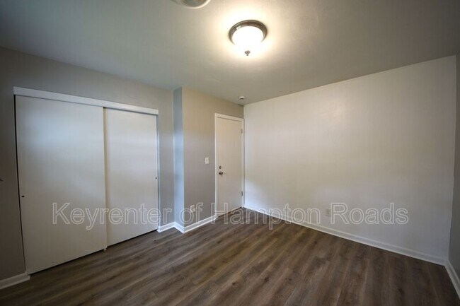 Building Photo - 823 Brentwood Dr