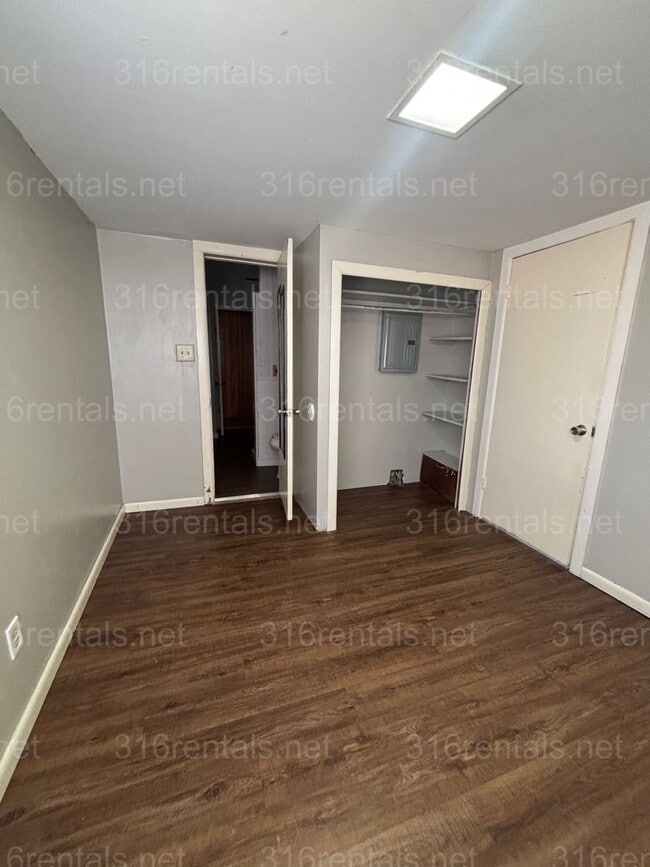 Building Photo - Three bedroom one bath freshly painted house available NOW!