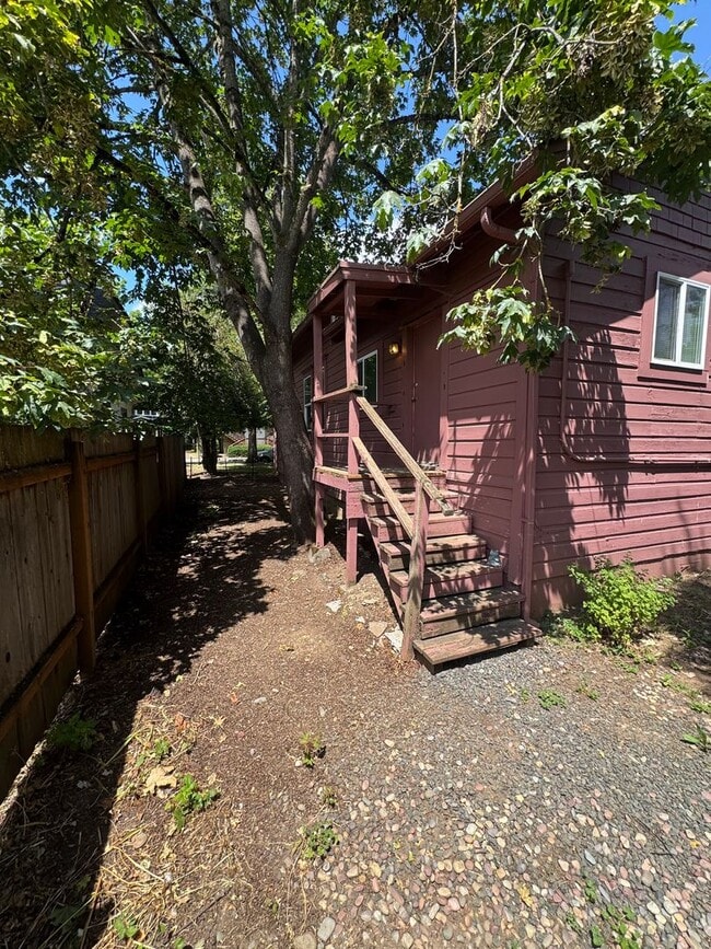 Building Photo - Studio Apartment in Downtown Eugene