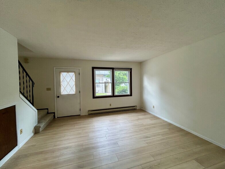 Building Photo - 230 Lindale Ave