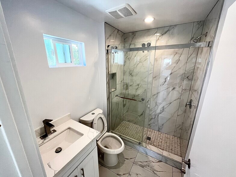 Building Photo - 419 S Clark Dr