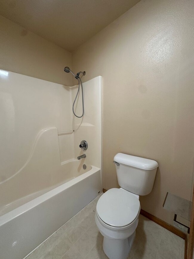 Building Photo - Ranch Style Home in NE Bend!  Fenced in backyard!