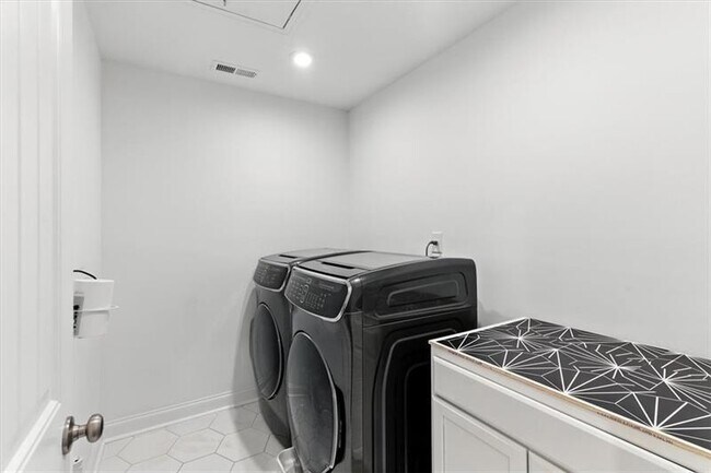 Building Photo - 2121 Harmony Dr