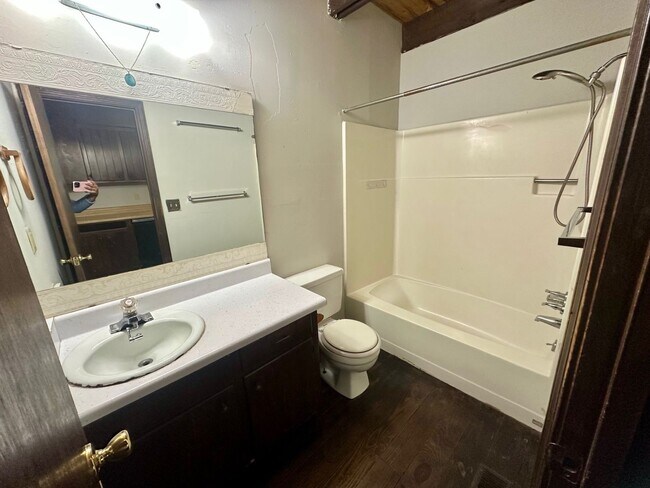 Building Photo - 400 Lindsay Rd