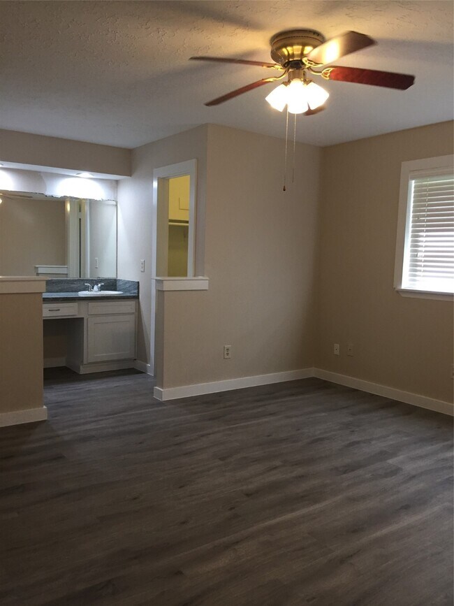 Building Photo - 1138 Oxford Dr