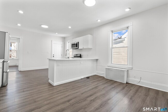 Building Photo - 394 Gregory St