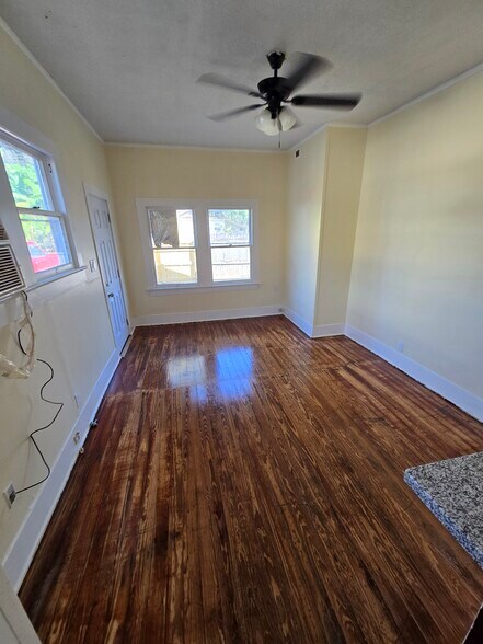 Building Photo - 116 Albert St